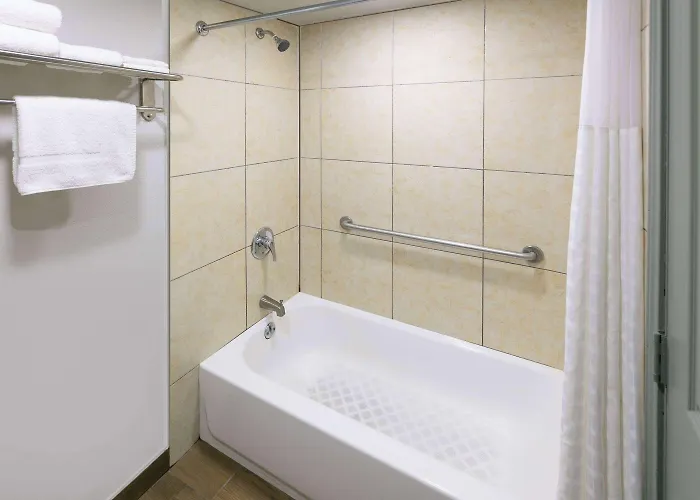 Days By Wyndham South Worth Hotel 2*