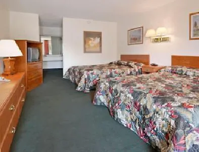 Days By Wyndham South Worth Hotel 2*